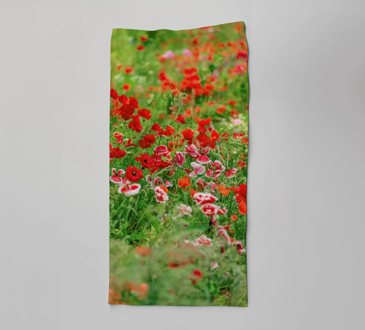 Poppy Flowerfield Portrait asciugamano da bagno da Curious Collections by Marielle Leenders