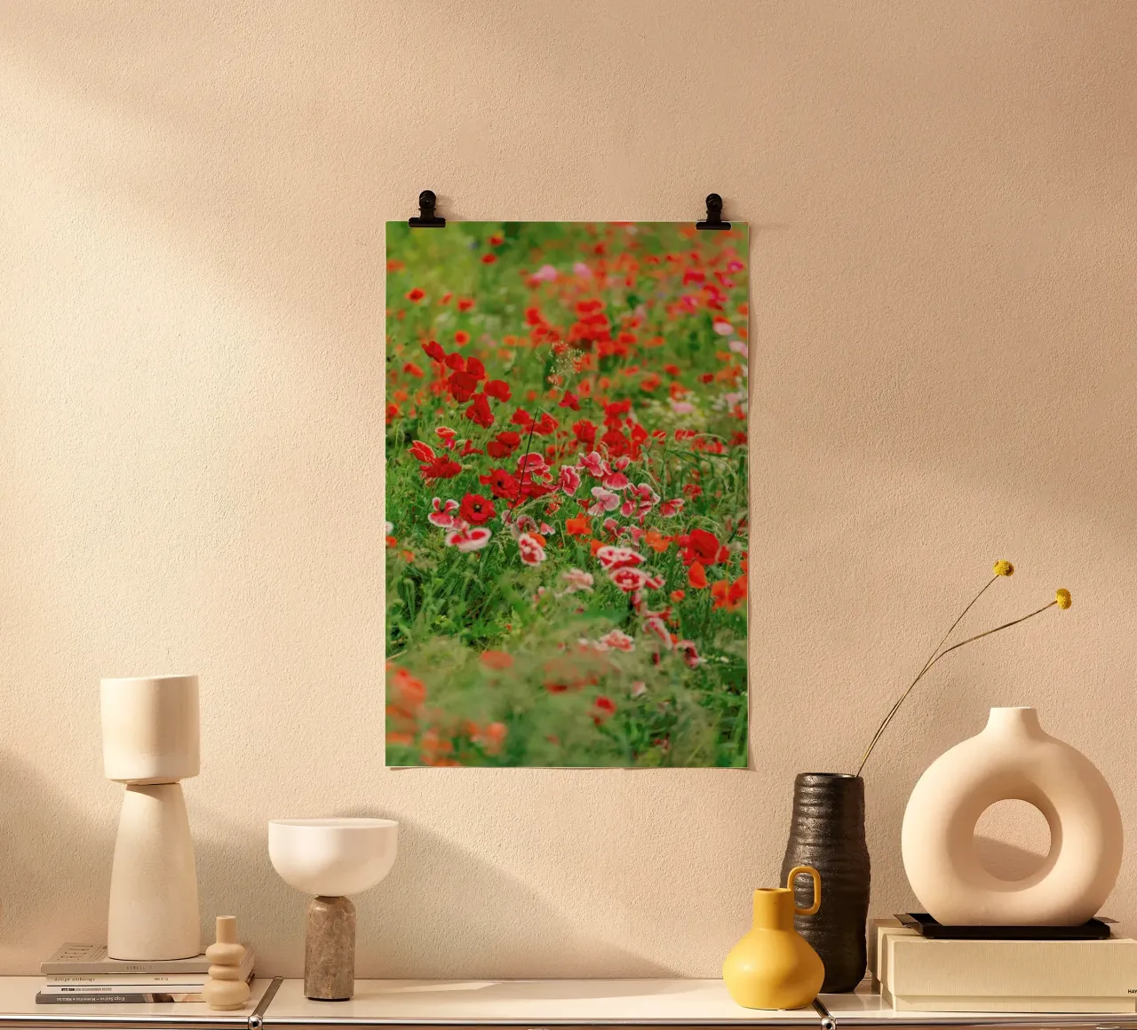Poppy Flowerfield Portrait poster con telaio in alluminio da Curious Collections by Marielle Leenders