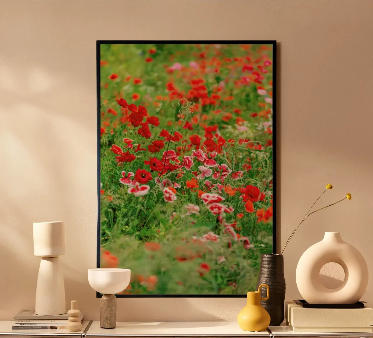 Poppy Flowerfield Portrait poster con telaio in alluminio da Curious Collections by Marielle Leenders