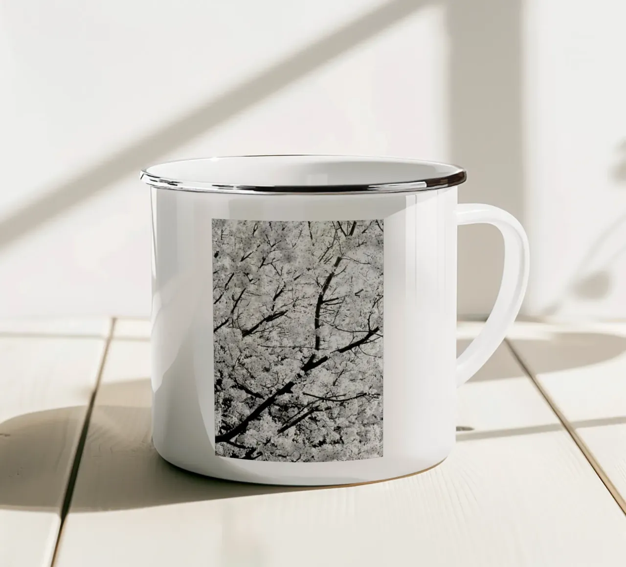 White Cherry Flower Clouds tazza in smalto da Studio Nahili