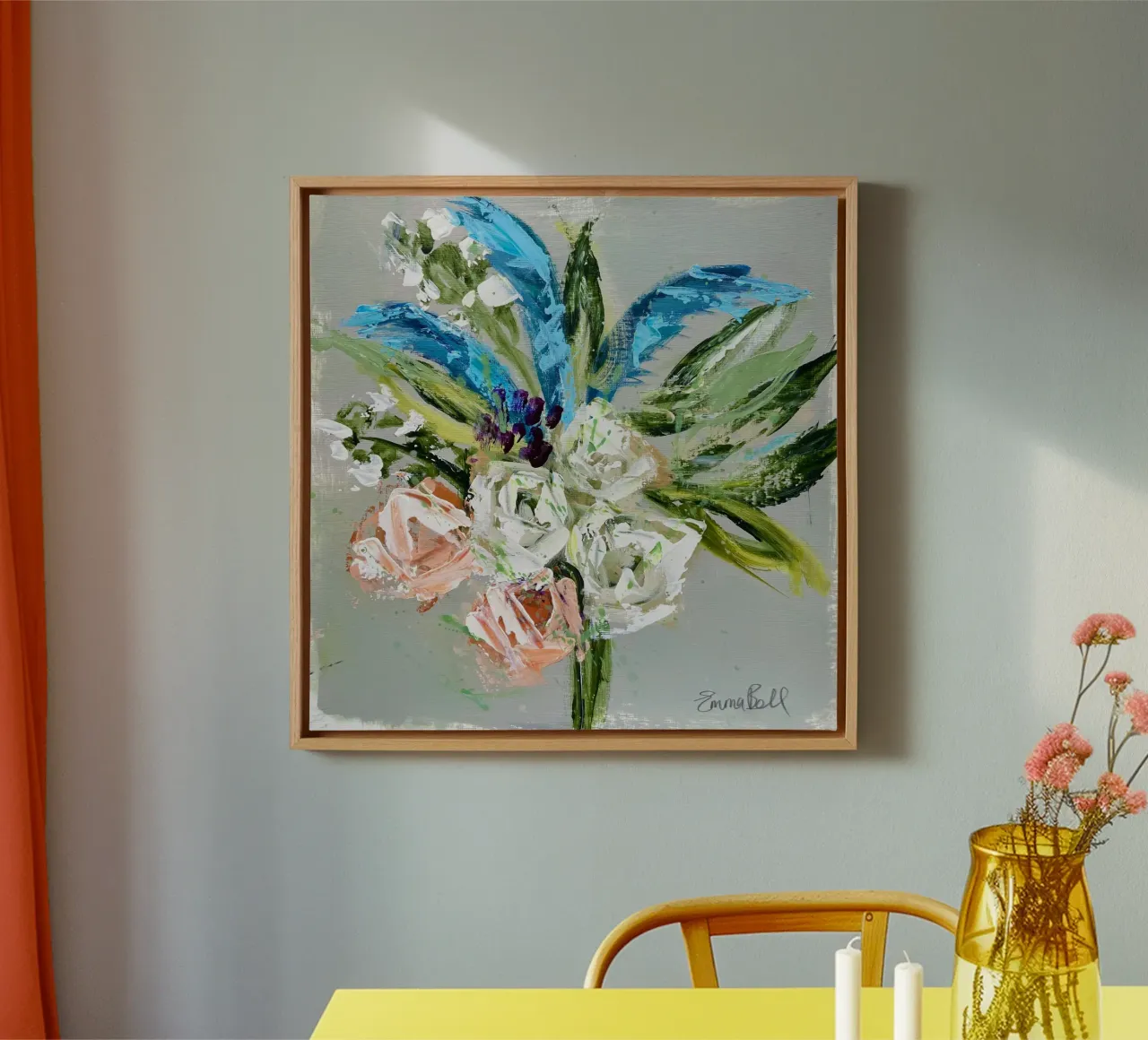 Bloemblaadjes in beweging canvas met Baklijst van Emma Bell