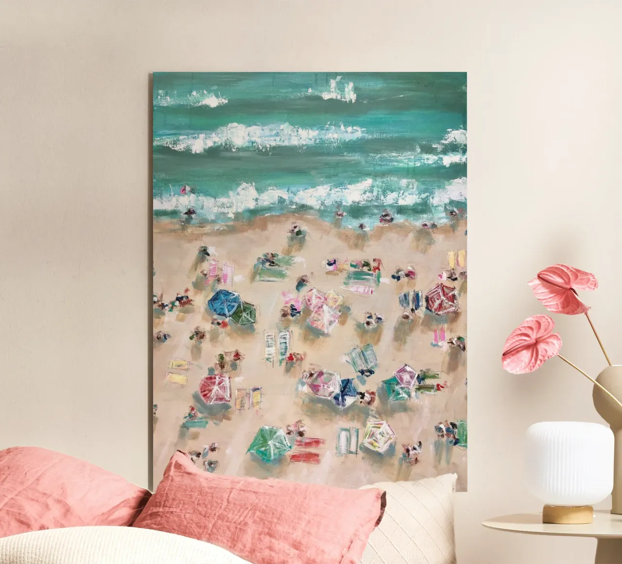 Ombrelloni colorati e bagnanti su una spiaggia sabbiosa alluminio dibond da Emma Bell