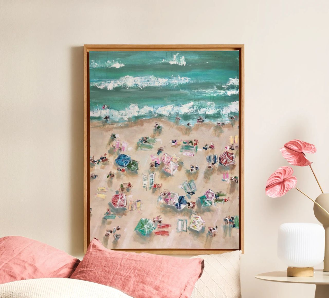 Bunte Regenschirme und Sonnenanbeter an einem Sandstrand Leinwand von Emma Bell