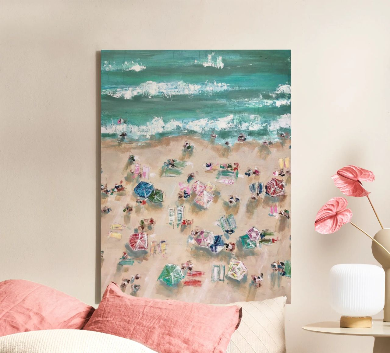 Bunte Regenschirme und Sonnenanbeter an einem Sandstrand Leinwand von Emma Bell