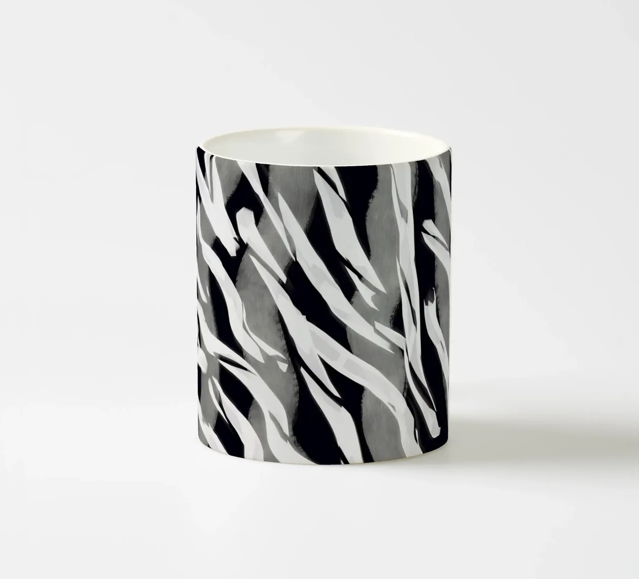 Motivo a righe bianche e nere tazza in ceramica da Little Dean