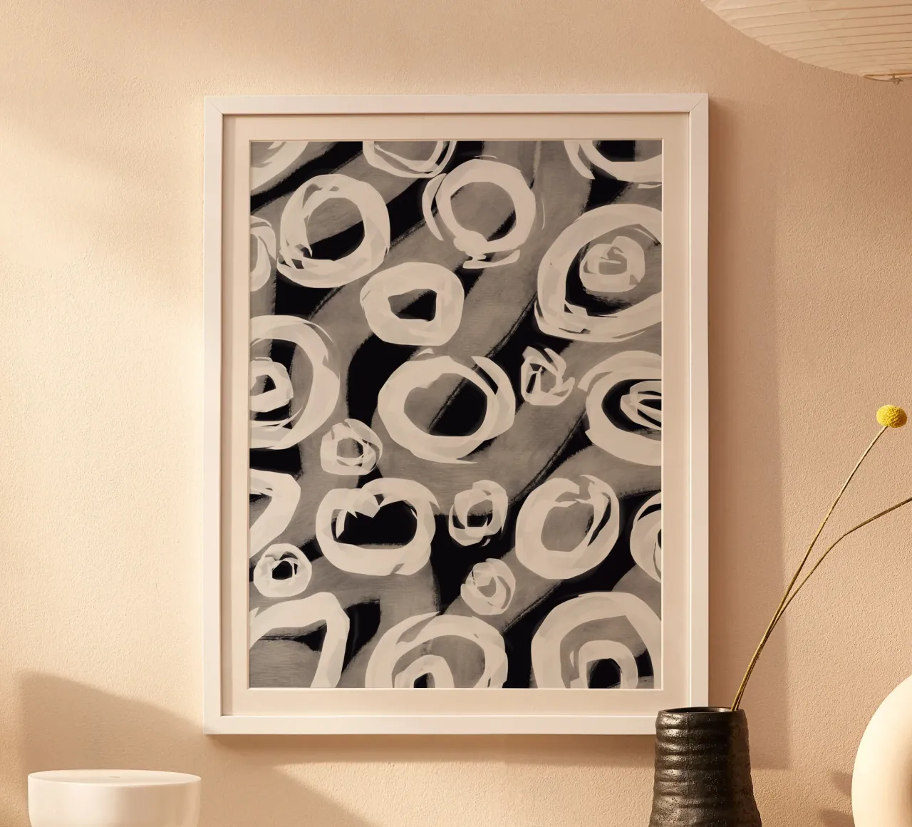 Motivo a bolle in bianco e nero poster con telaio in plastica da Little Dean