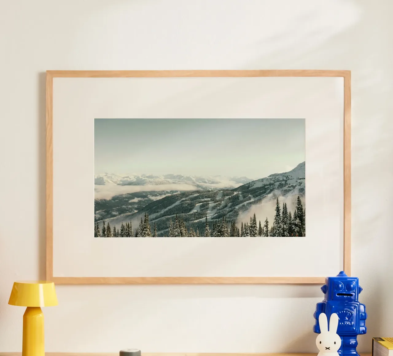 montagne pini poster con telaio in alluminio da Earthly Visions