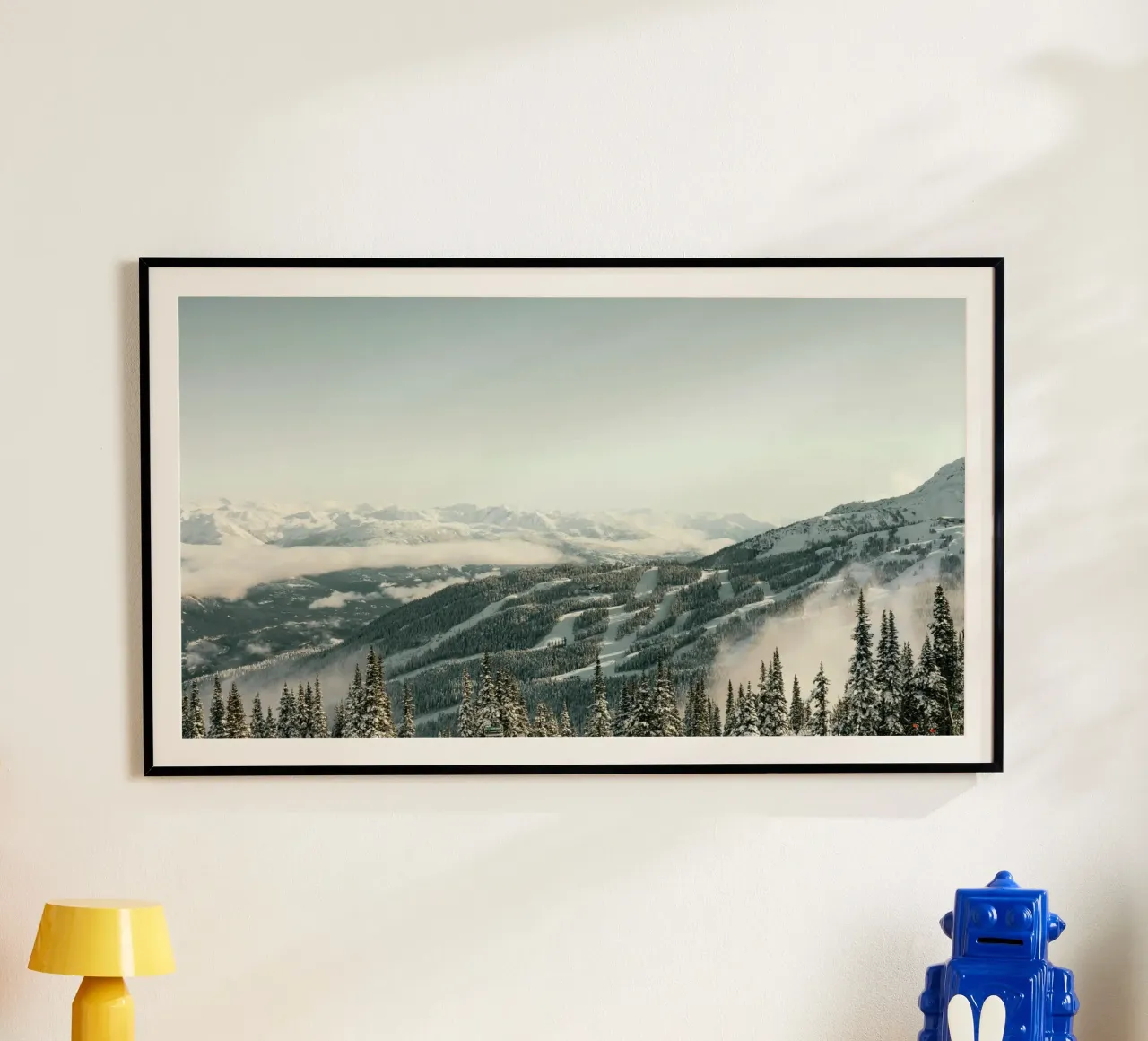 montagne pini poster con telaio in alluminio da Earthly Visions