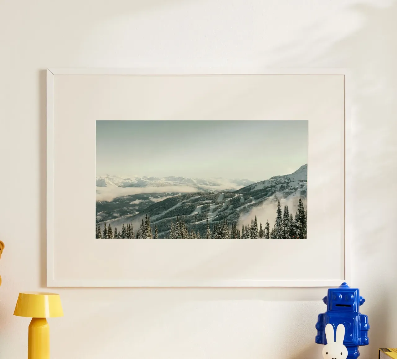 montagne pini poster con telaio in alluminio da Earthly Visions