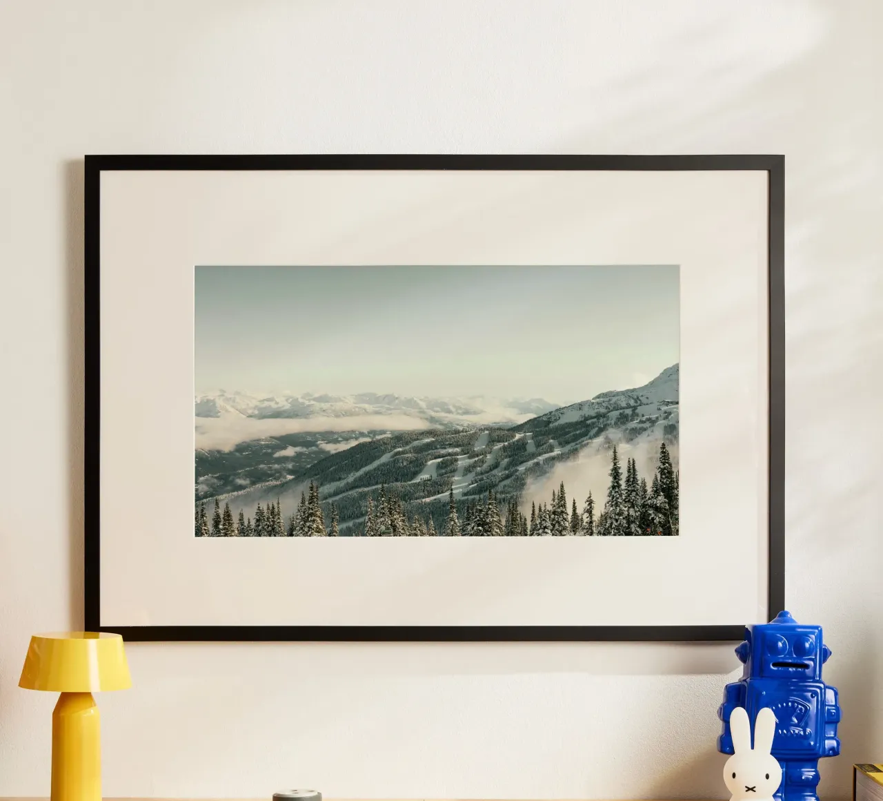 montagne pini poster con telaio in alluminio da Earthly Visions