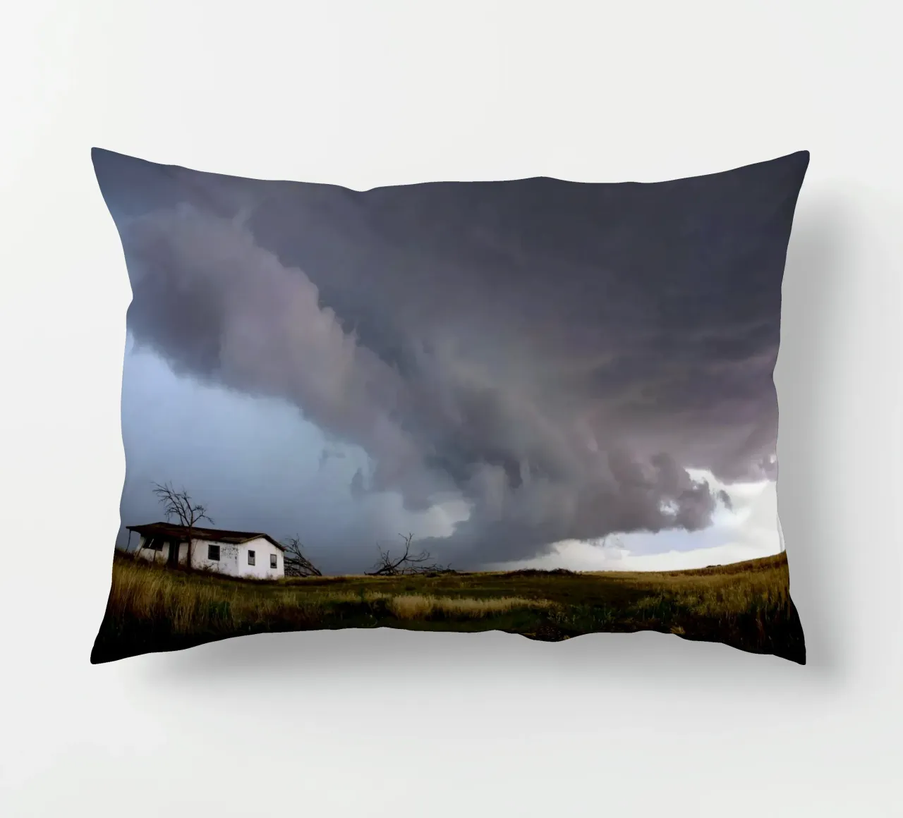 nuvole di tempesta cuscino da Earthly Visions
