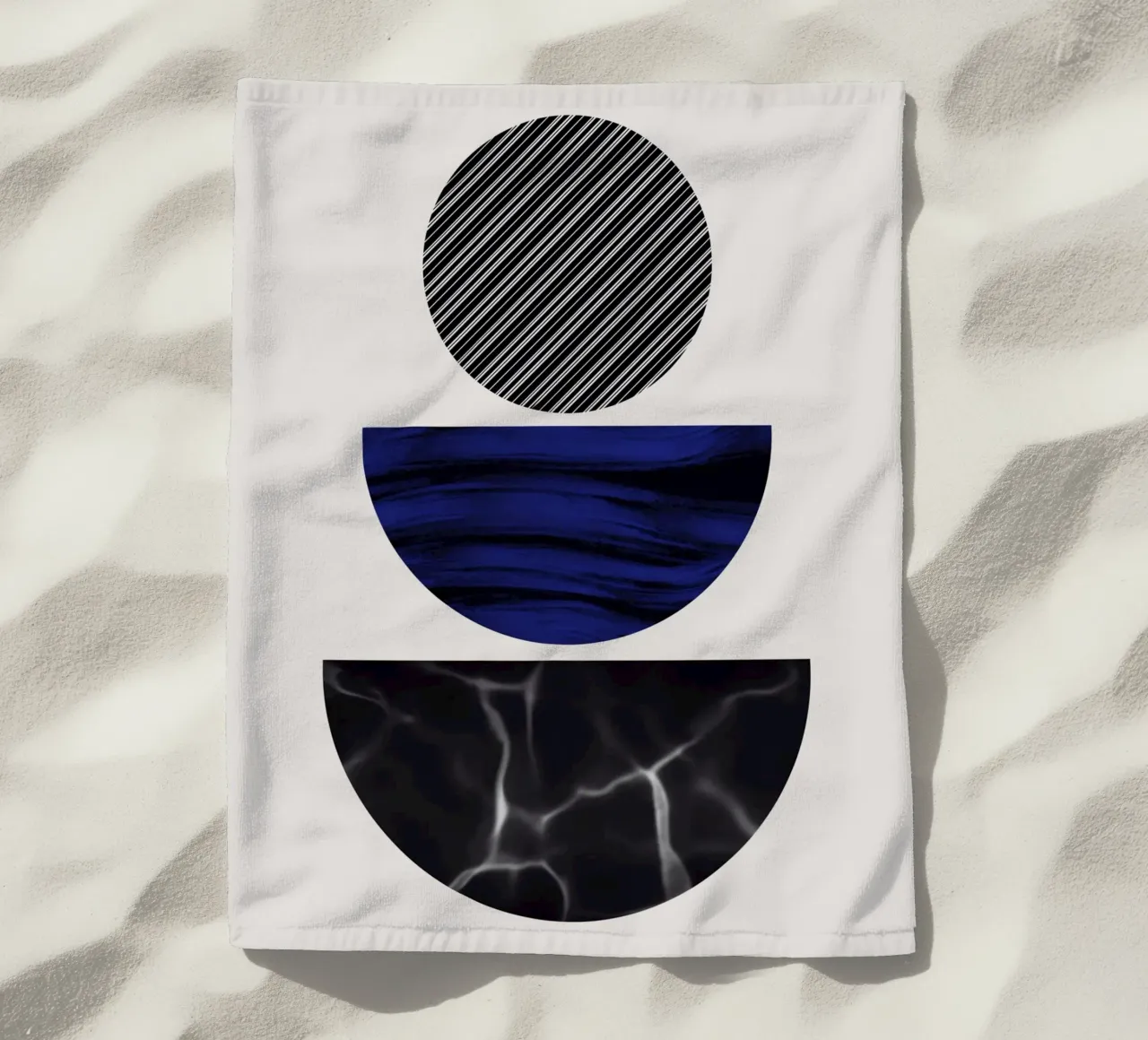 Luxe blauw en grijs nordic art 06 strandhanddoek van Little Dean