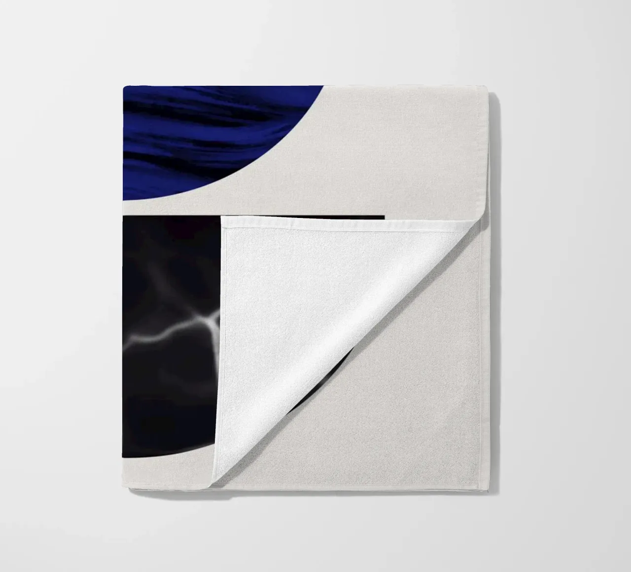 Luxe blauw en grijs nordic art 06 strandhanddoek van Little Dean