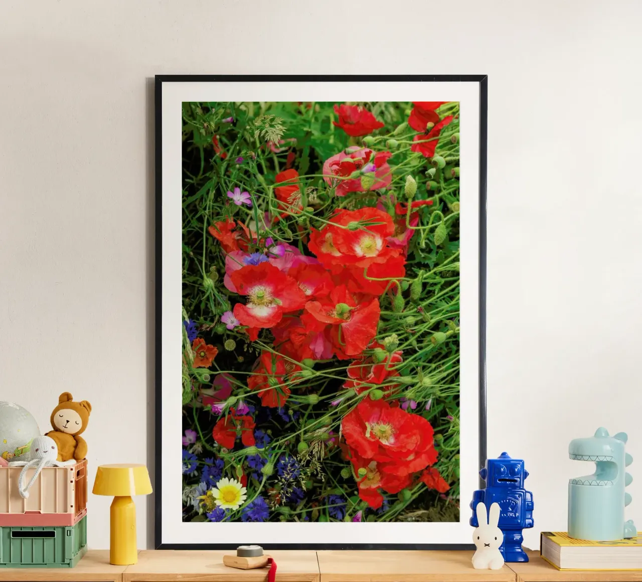 Wild Poppy Bouquet Red poster con telaio in legno da Curious Collections by Marielle Leenders