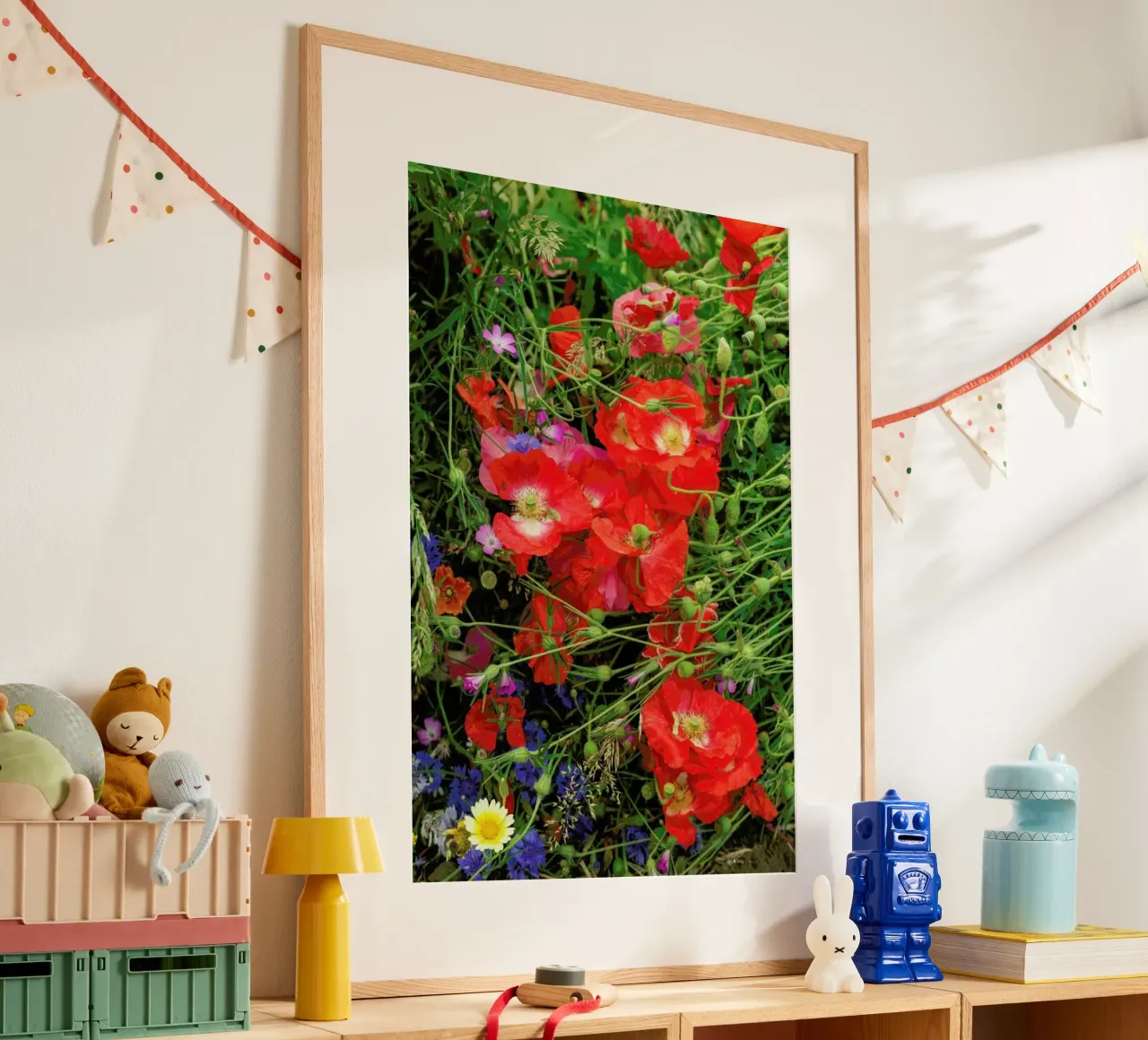 Wild Poppy Bouquet Red poster con telaio in legno da Curious Collections by Marielle Leenders