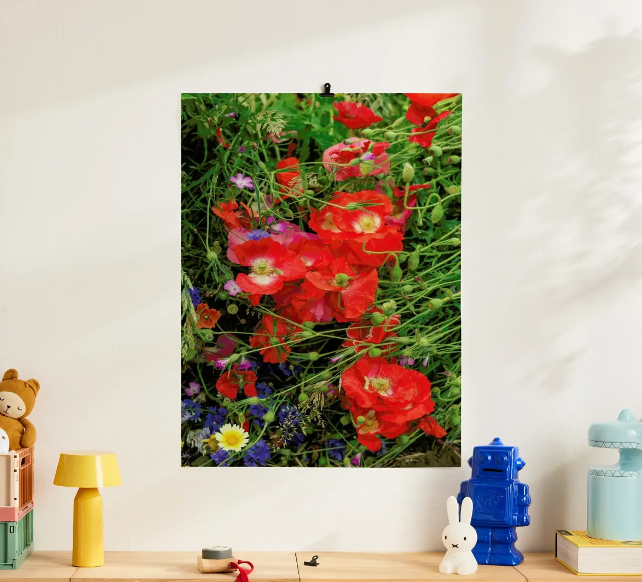 Wild Poppy Bouquet Red poster con telaio in legno da Curious Collections by Marielle Leenders