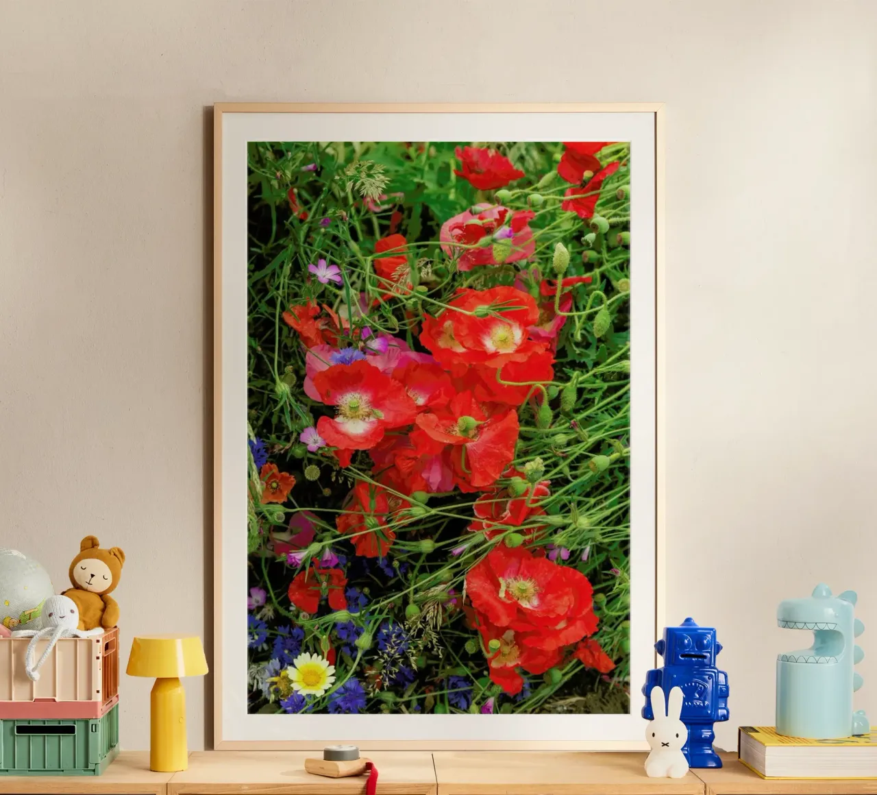 Wild Poppy Bouquet Red poster con telaio in legno da Curious Collections by Marielle Leenders