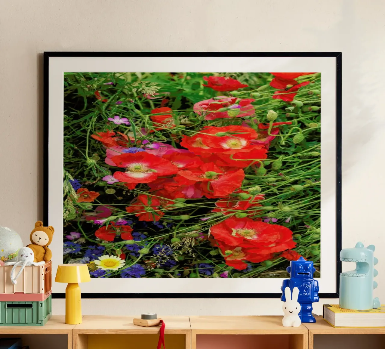 Wild Poppy Bouquet Red poster con telaio in legno da Curious Collections by Marielle Leenders