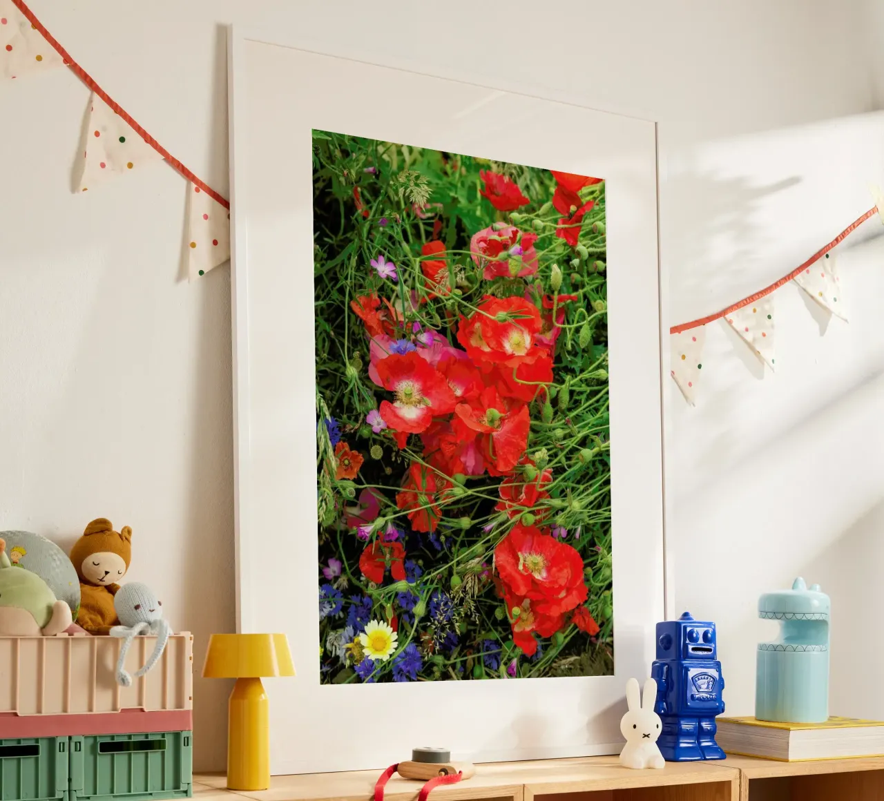 Wild Poppy Bouquet Red poster con telaio in legno da Curious Collections by Marielle Leenders
