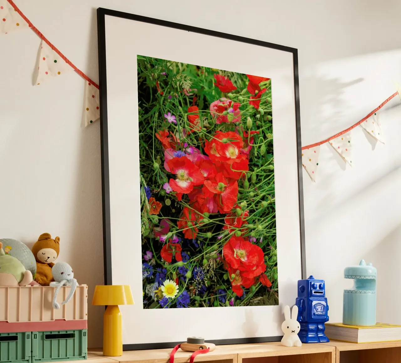 Wild Poppy Bouquet Red poster con telaio in legno da Curious Collections by Marielle Leenders