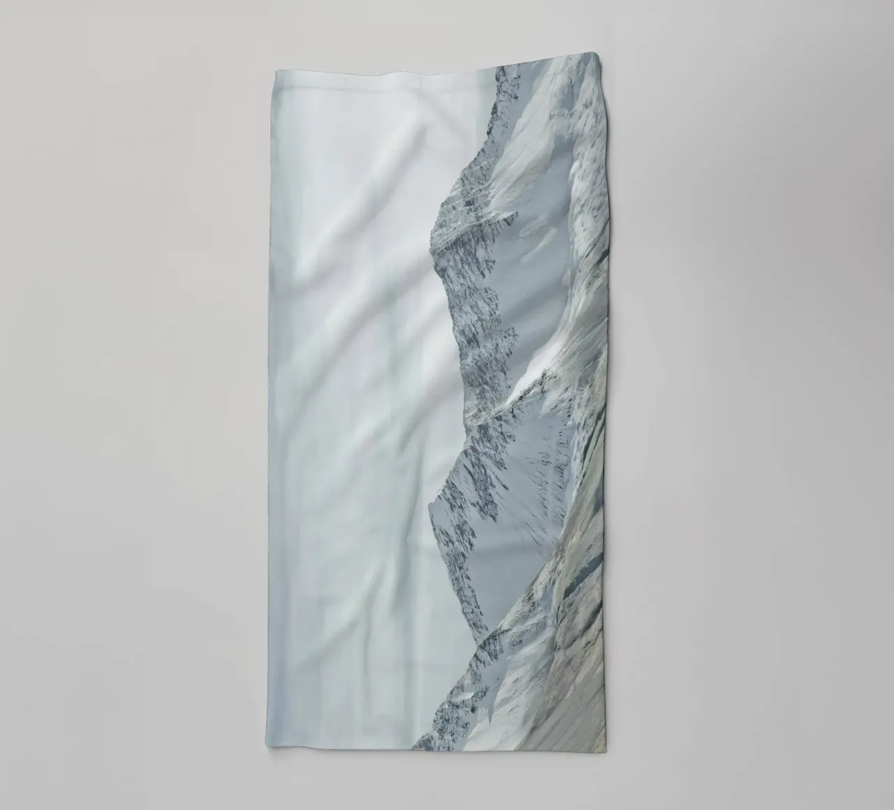 Montagnes enneigées d'Islande serviette de bain de KISSA STUDIO