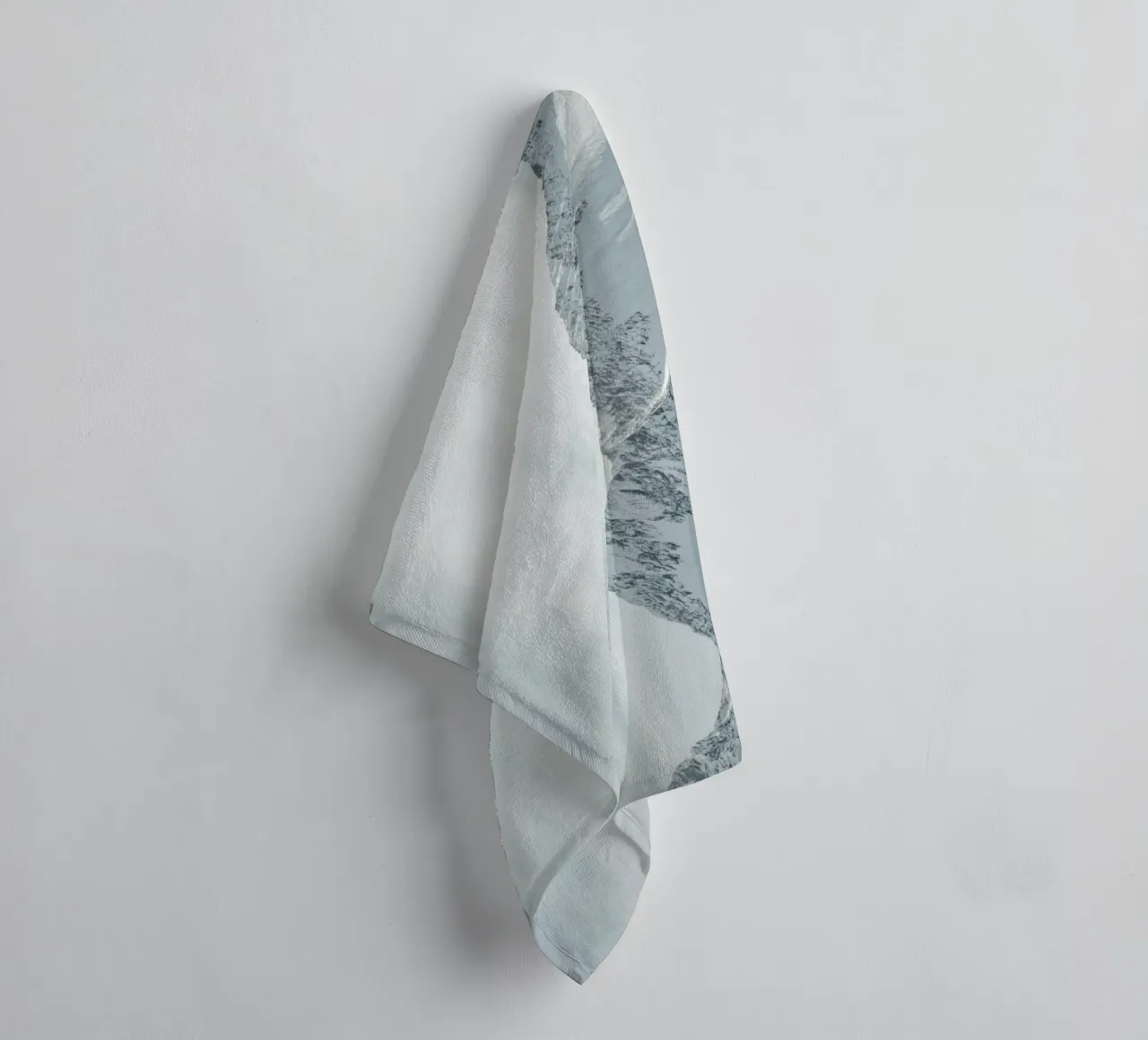 Montagnes enneigées d'Islande serviette de bain de KISSA STUDIO
