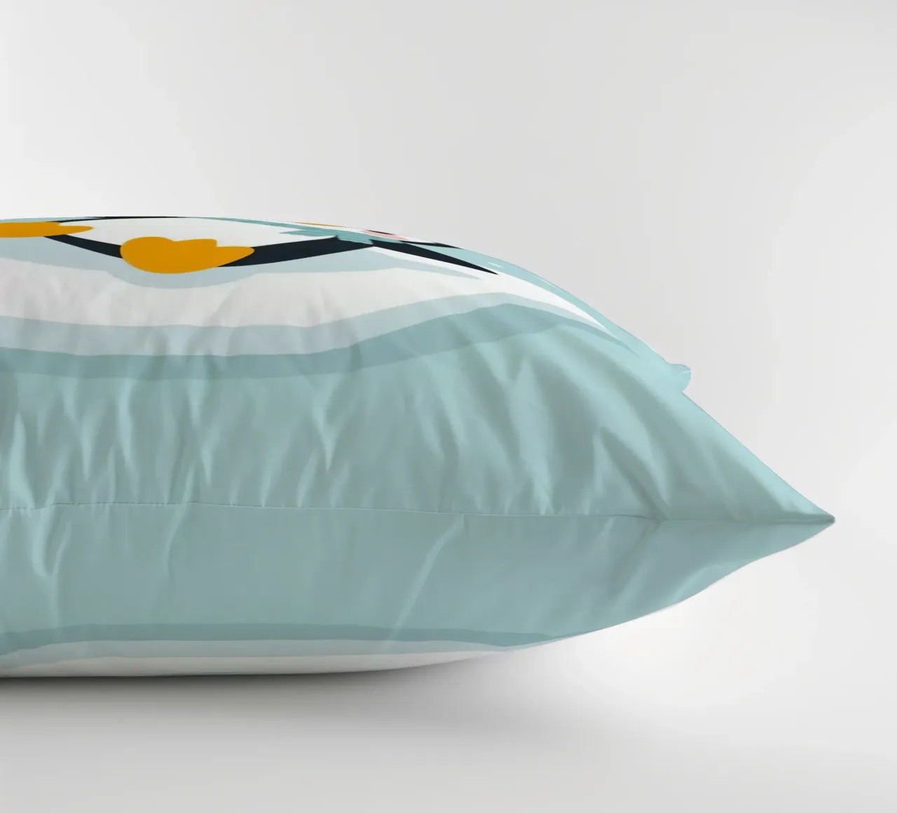 Un simpatico pinguino con sciarpa azzurra riposa su un ghiaccio bianco cuscino da DesignDoodle