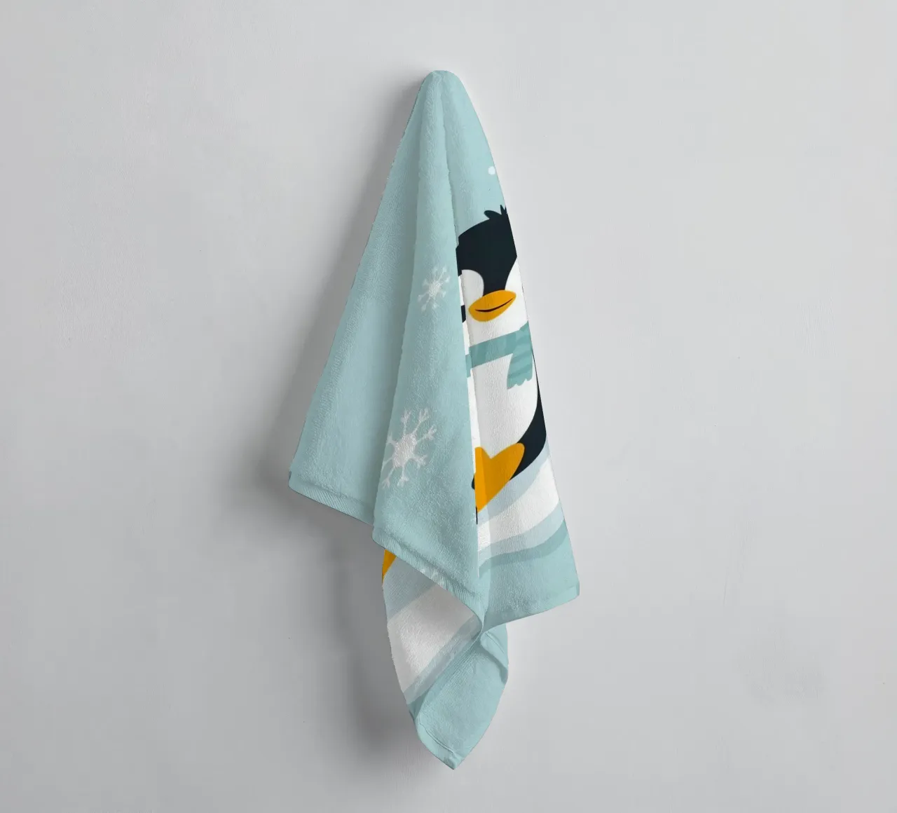 Un mignon pingouin avec une écharpe bleu clair se repose sur une glace blanche. serviette de bain de DesignDoodle