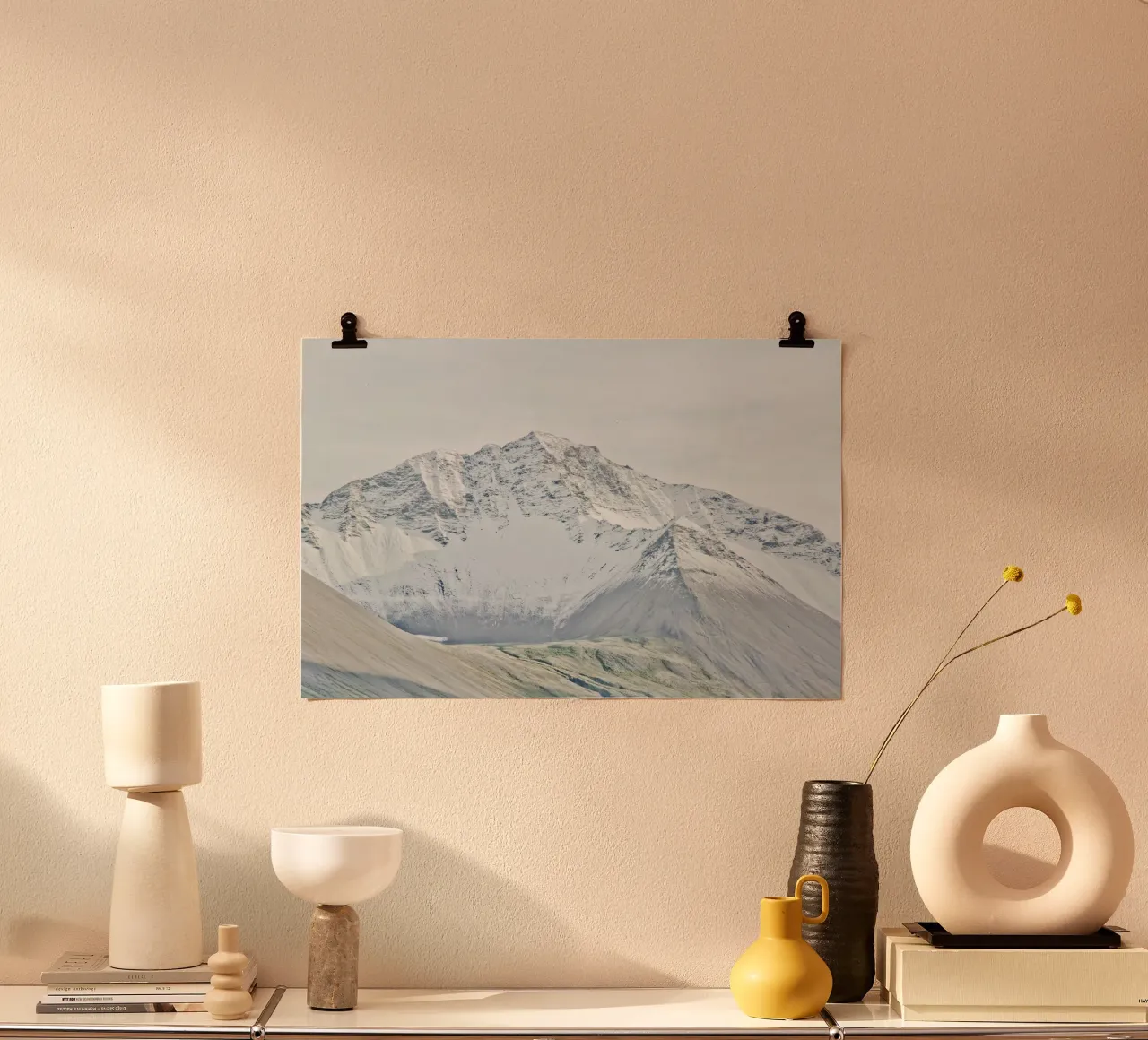 Islanda Montagna di neve poster con telaio in plastica da KISSA STUDIO