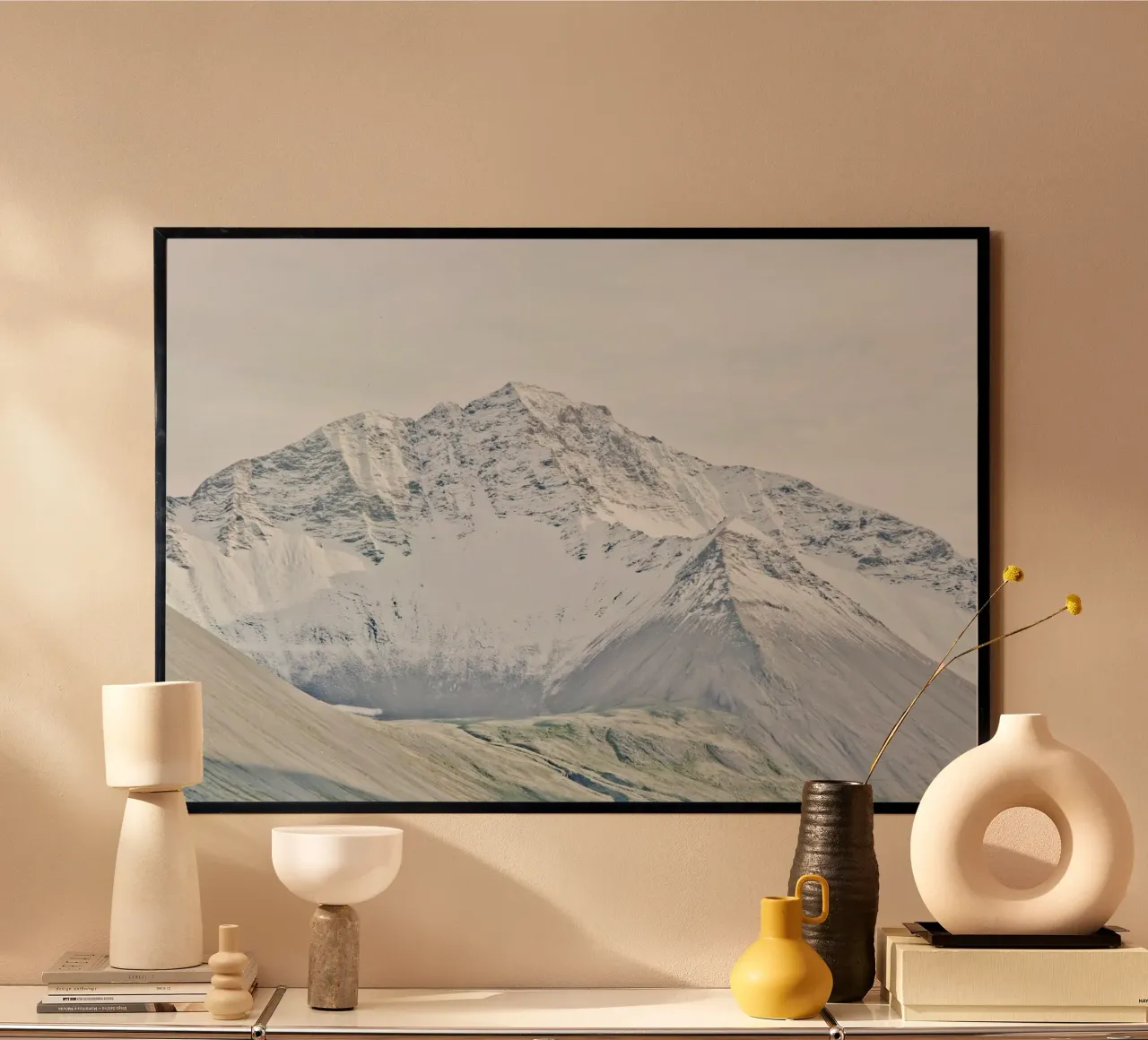 Islanda Montagna di neve poster con telaio in plastica da KISSA STUDIO