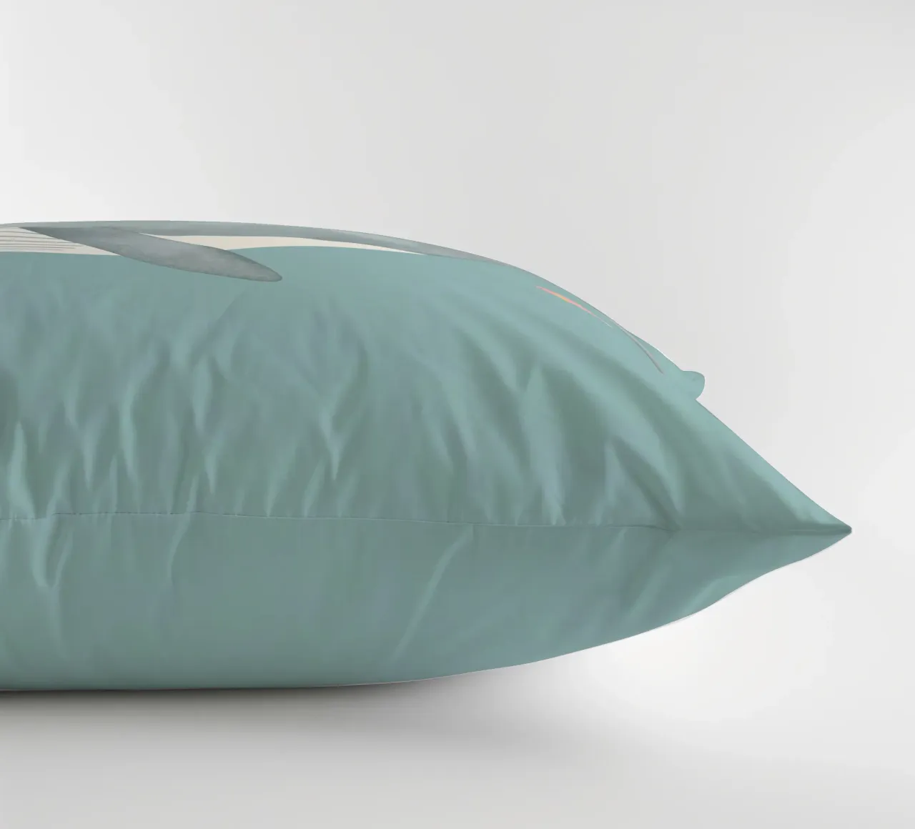Il capodoglio dei cartoni animati nuota con piccoli pesci in un ambiente azzurro. cuscino da DesignDoodle