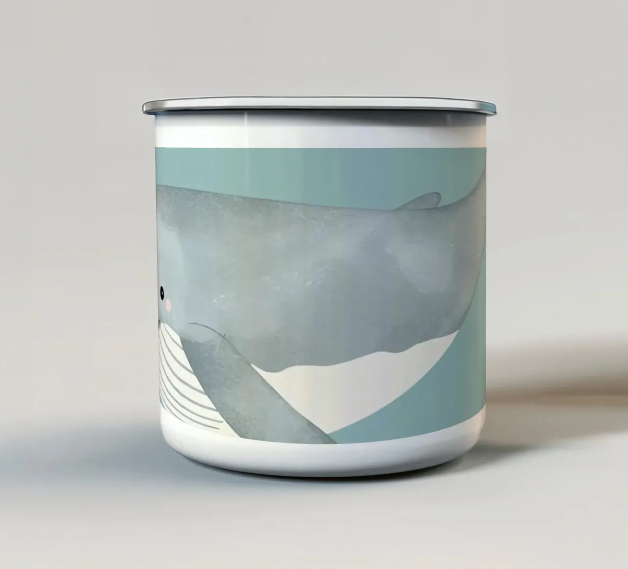 Il capodoglio dei cartoni animati nuota con piccoli pesci in un ambiente azzurro. tazza in smalto da DesignDoodle