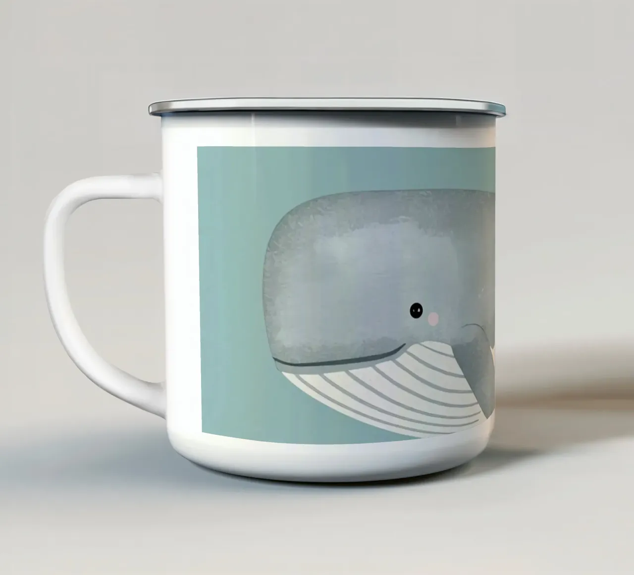 Il capodoglio dei cartoni animati nuota con piccoli pesci in un ambiente azzurro. tazza in smalto da DesignDoodle