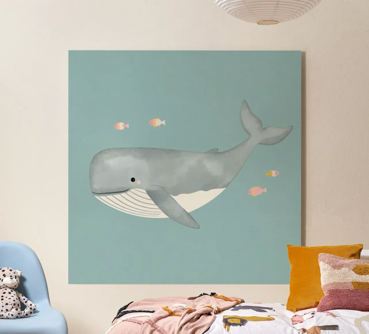 Cachalote de dibujos animados nada con pequeños peces en oc azul claro metacrilato de DesignDoodle