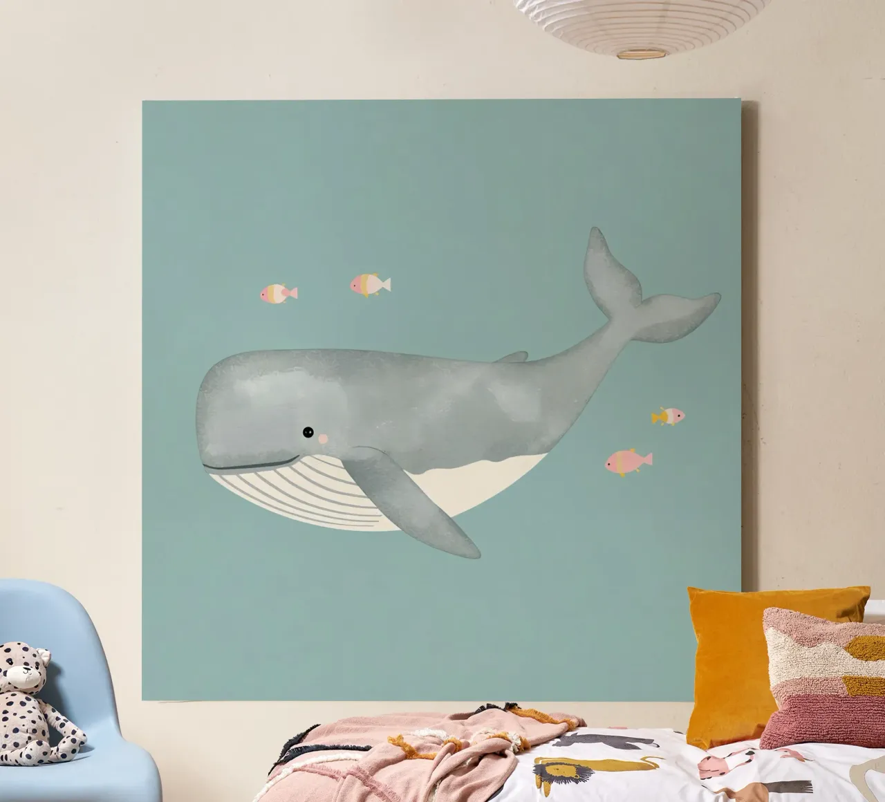 Il capodoglio dei cartoni animati nuota con piccoli pesci in un ambiente azzurro. tela con Cornice a cassetta da DesignDoodle