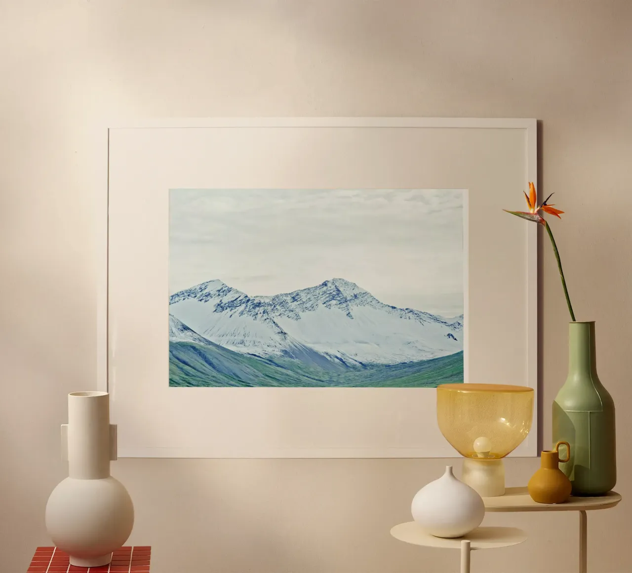 Islanda Montagne di neve poster con telaio in plastica da KISSA STUDIO