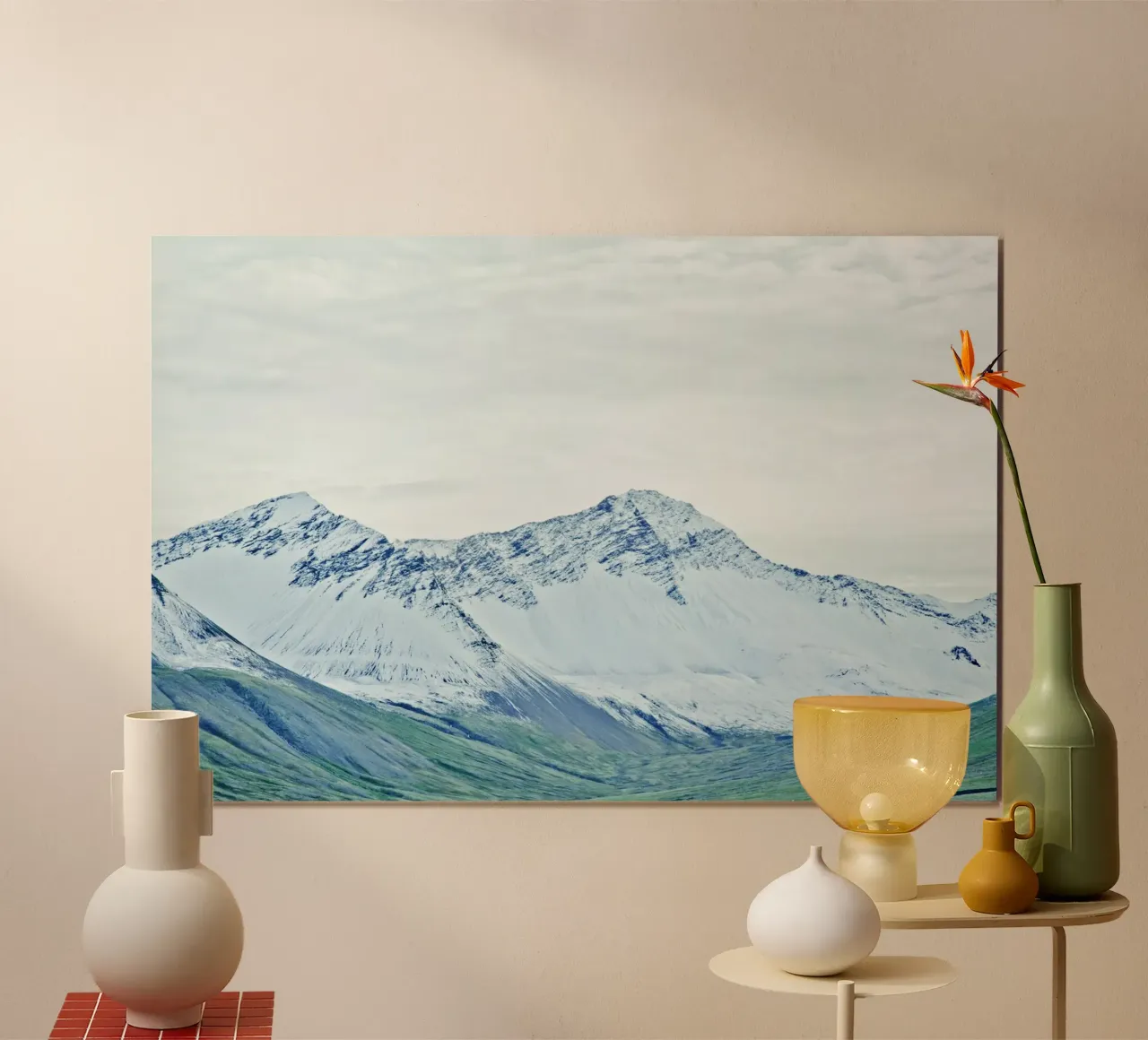 Islanda Montagne di neve poster con telaio in plastica da KISSA STUDIO