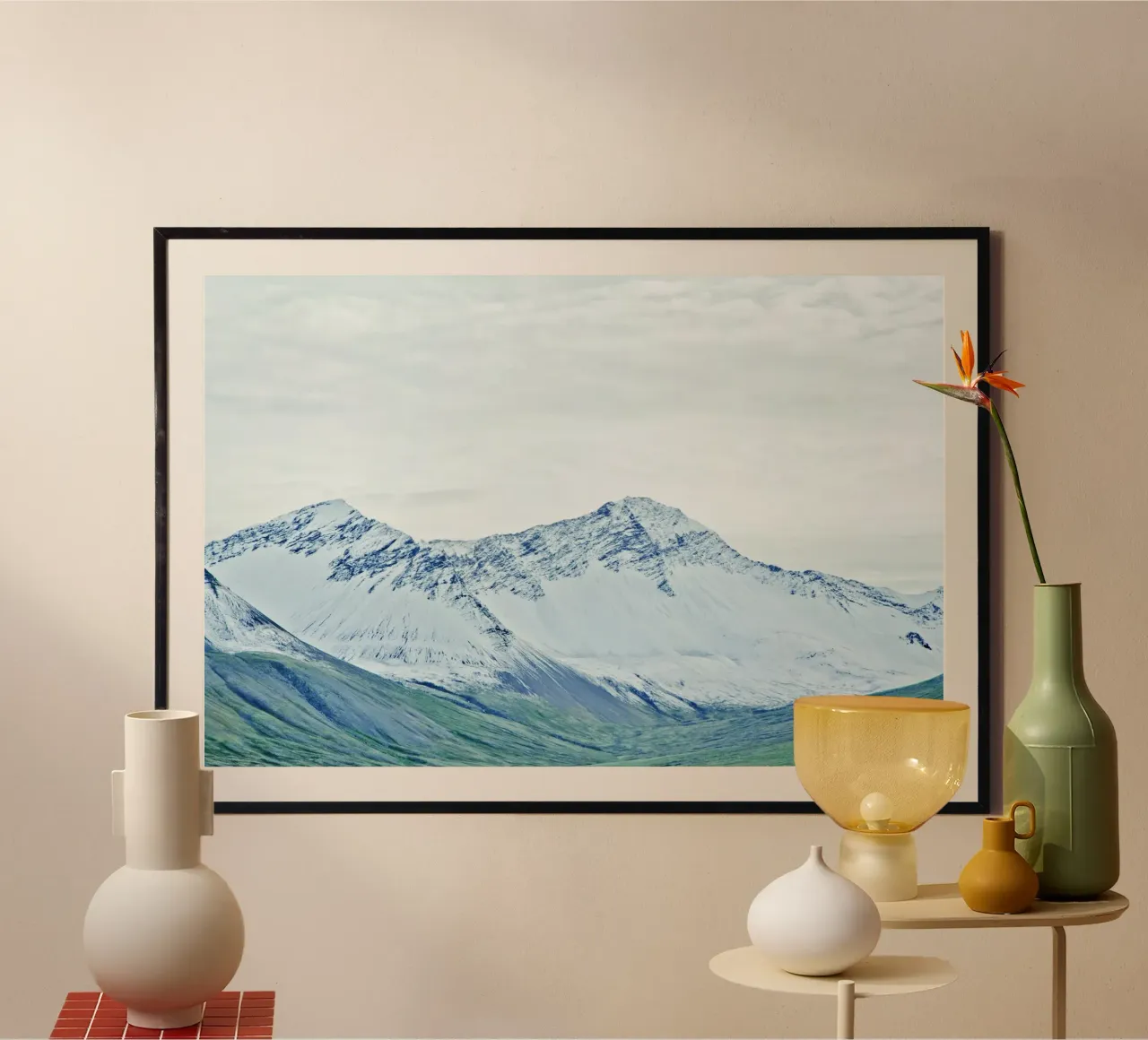 Islanda Montagne di neve poster con telaio in plastica da KISSA STUDIO