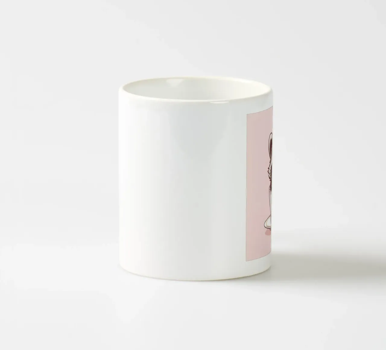 Simpatico procione seduto in una tazza da tè bianca con piattino tazza in ceramica da DesignDoodle