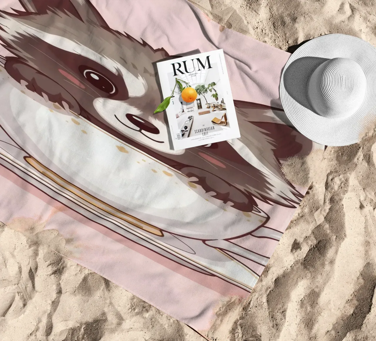 Simpatico procione seduto in una tazza da tè bianca con piattino telo mare da DesignDoodle
