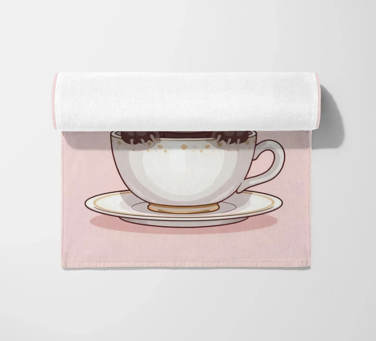 Simpatico procione seduto in una tazza da tè bianca con piattino telo mare da DesignDoodle