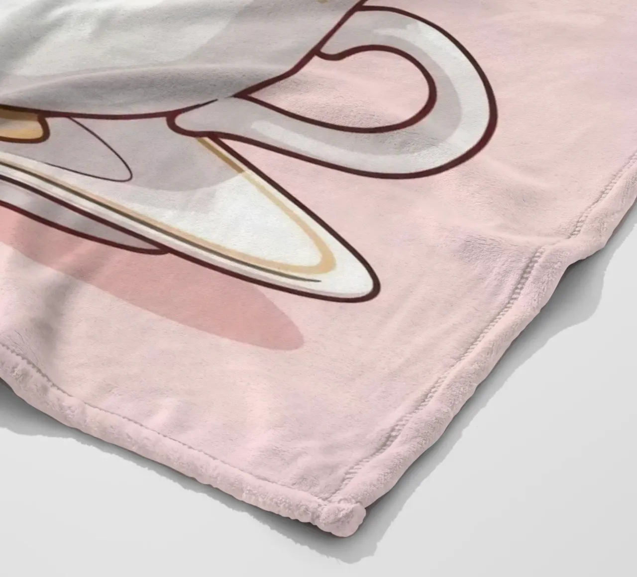 Simpatico procione seduto in una tazza da tè bianca con piattino coperta in pile da DesignDoodle