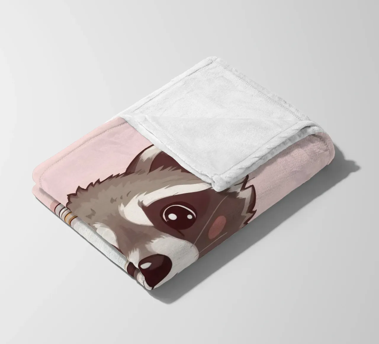 Simpatico procione seduto in una tazza da tè bianca con piattino coperta in pile da DesignDoodle