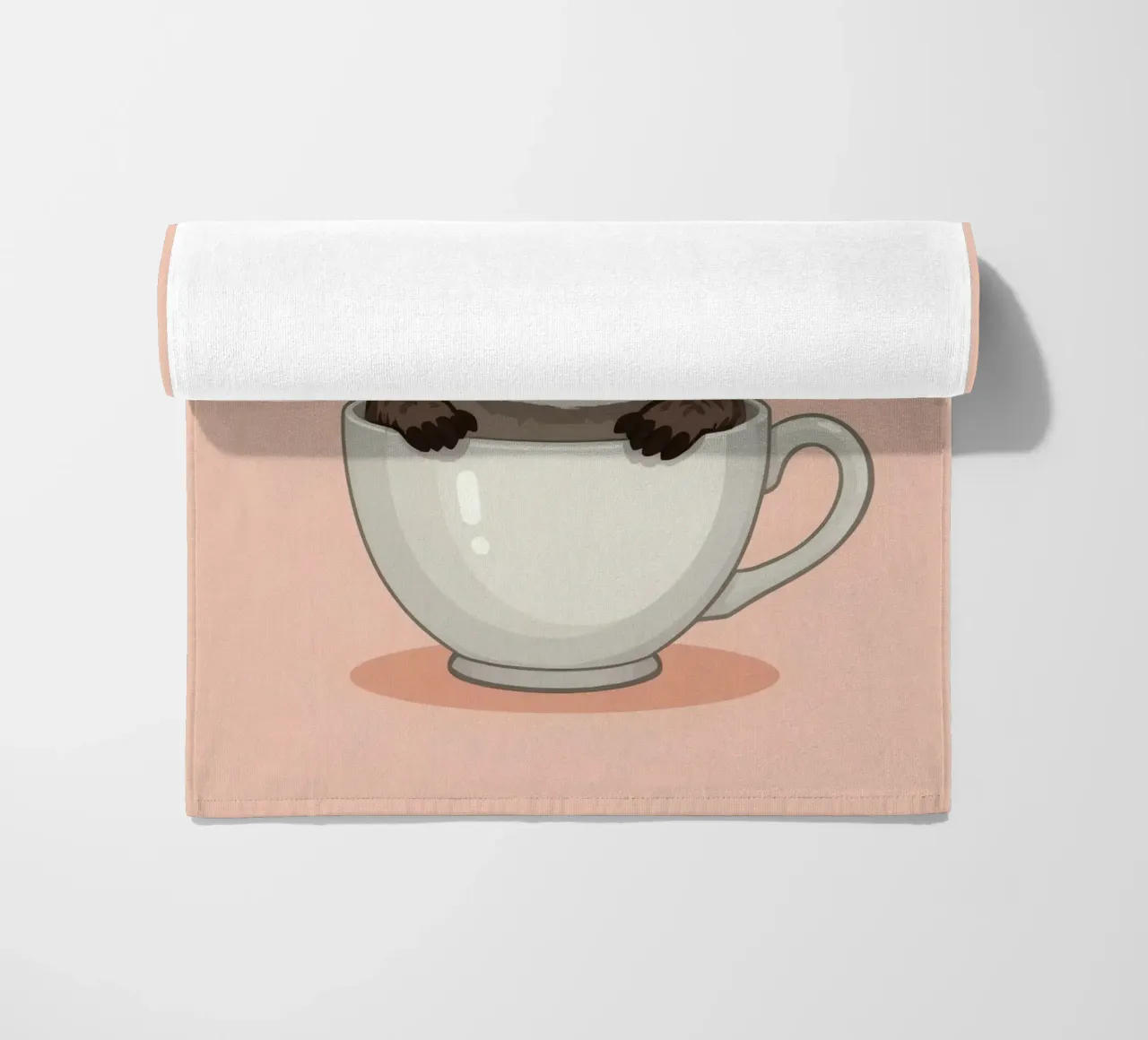 Procione dei cartoni animati seduto all'interno di una tazza da tè bianca con manico telo mare da DesignDoodle