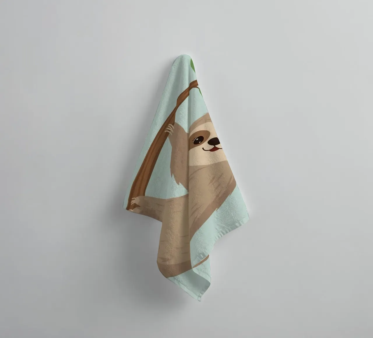 Simpatico bradipo dei cartoni animati appeso a testa in giù a un ramo marrone asciugamano da bagno da DesignDoodle