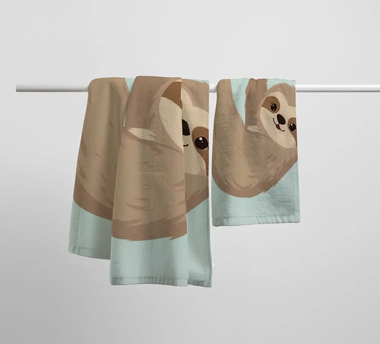 Simpatico bradipo dei cartoni animati appeso a testa in giù a un ramo marrone asciugamano da bagno da DesignDoodle