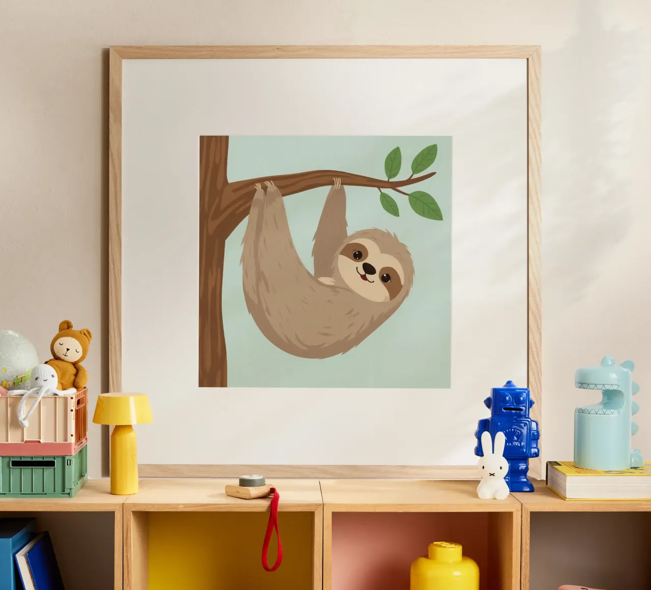 Simpatico bradipo dei cartoni animati appeso a testa in giù a un ramo marrone carta hahnemühle da DesignDoodle