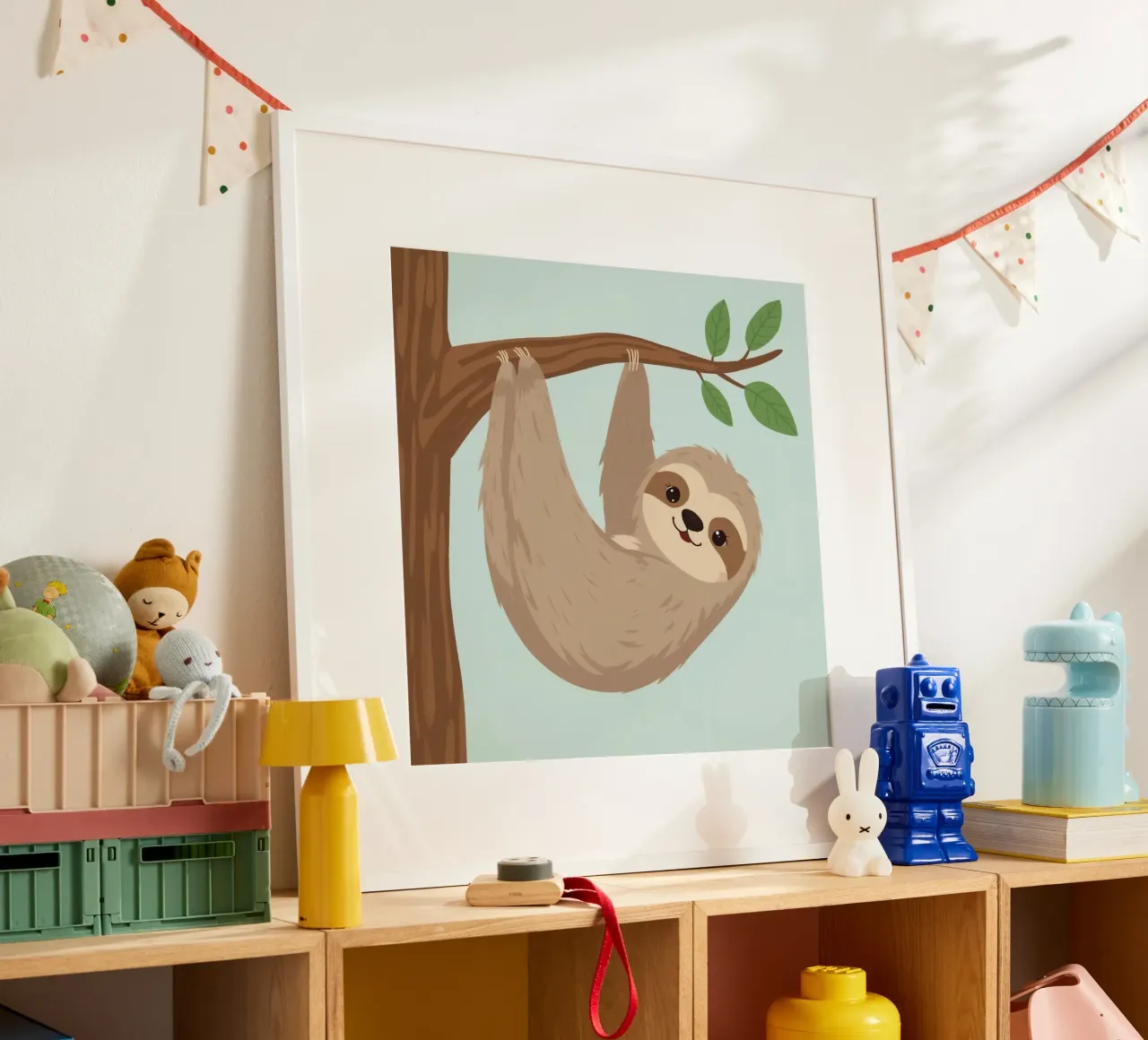 Simpatico bradipo dei cartoni animati appeso a testa in giù a un ramo marrone carta hahnemühle da DesignDoodle