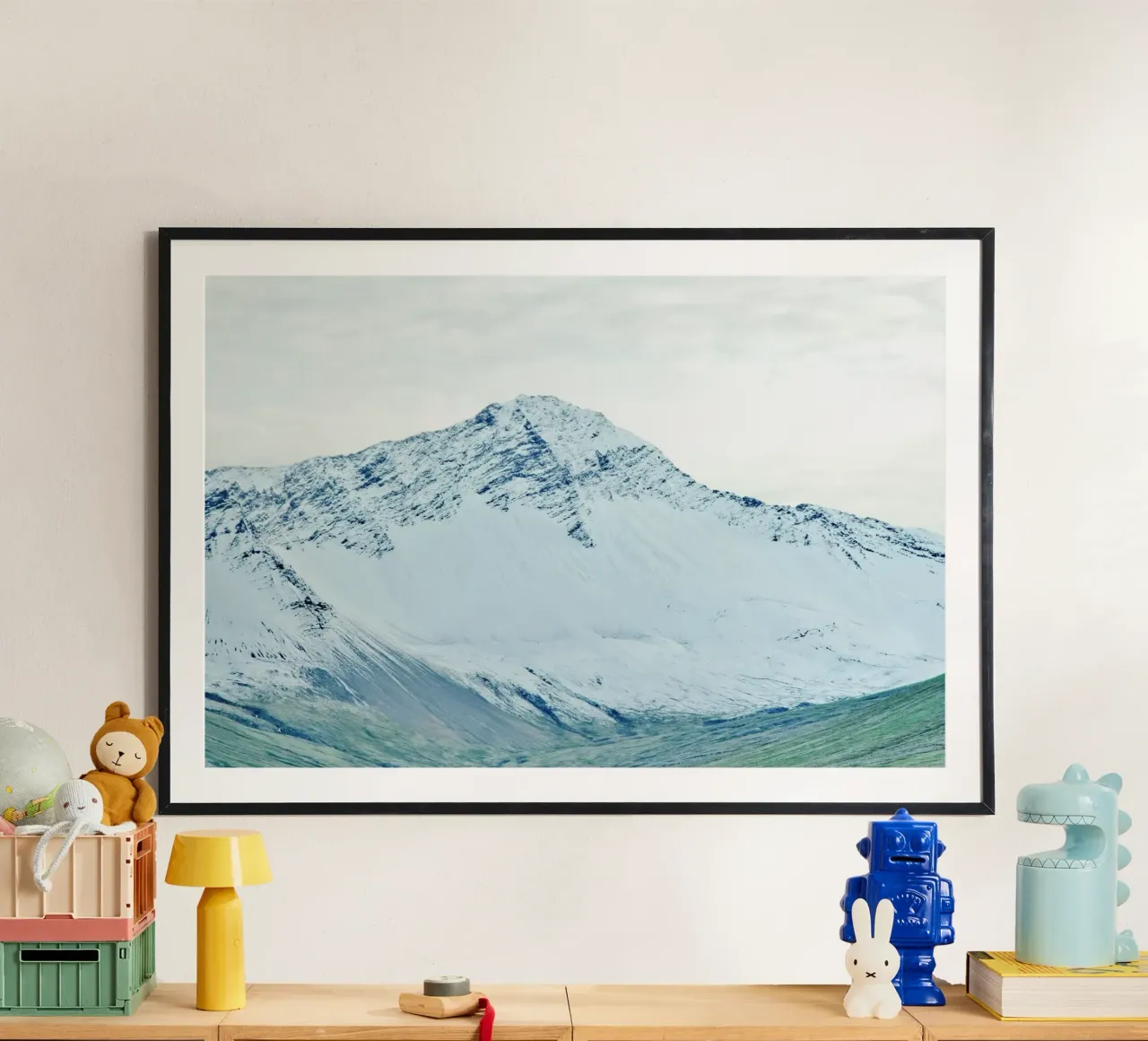 Islanda Montagna di neve poster con telaio in legno da KISSA STUDIO