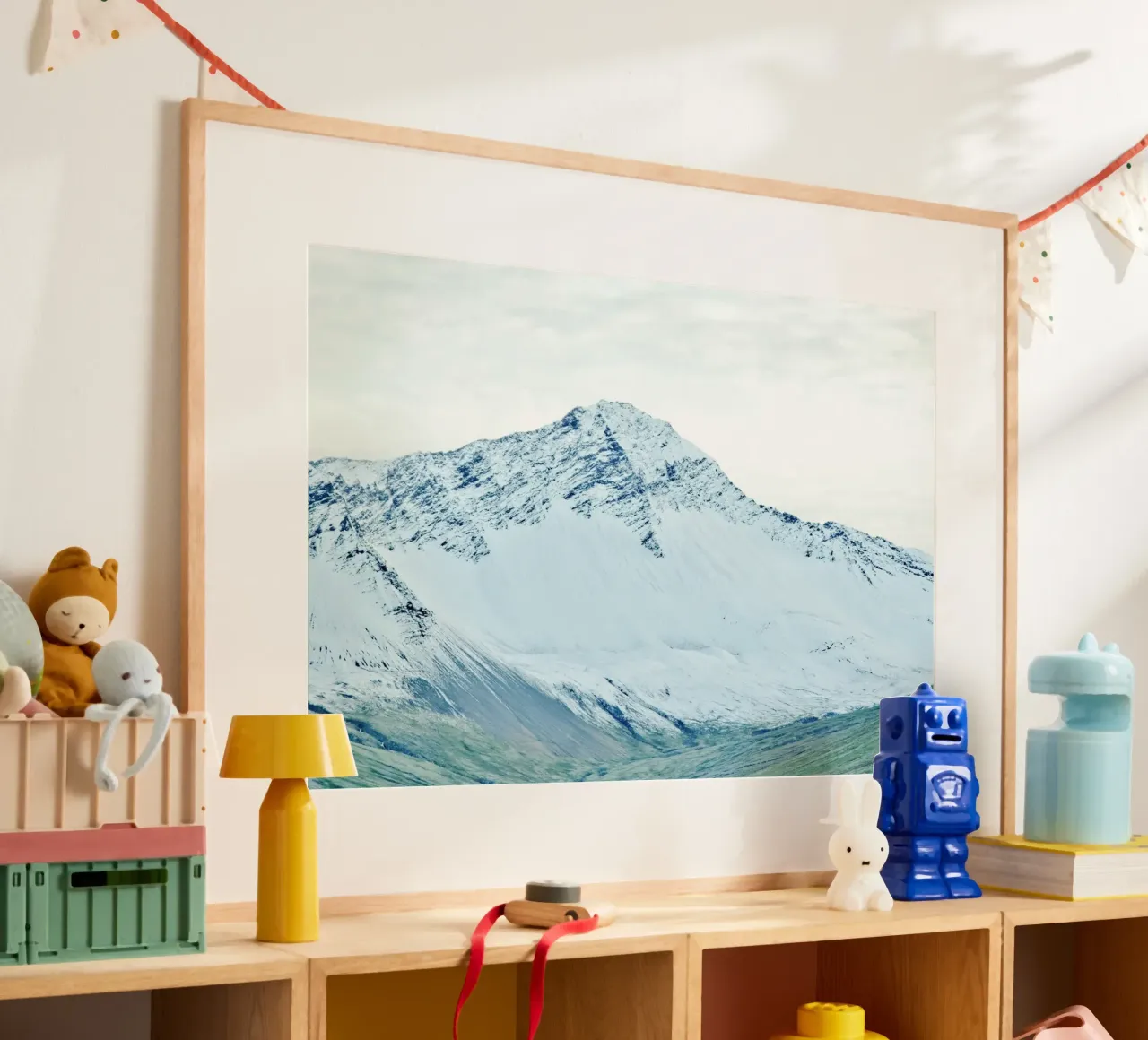 Islanda Montagna di neve poster con telaio in legno da KISSA STUDIO